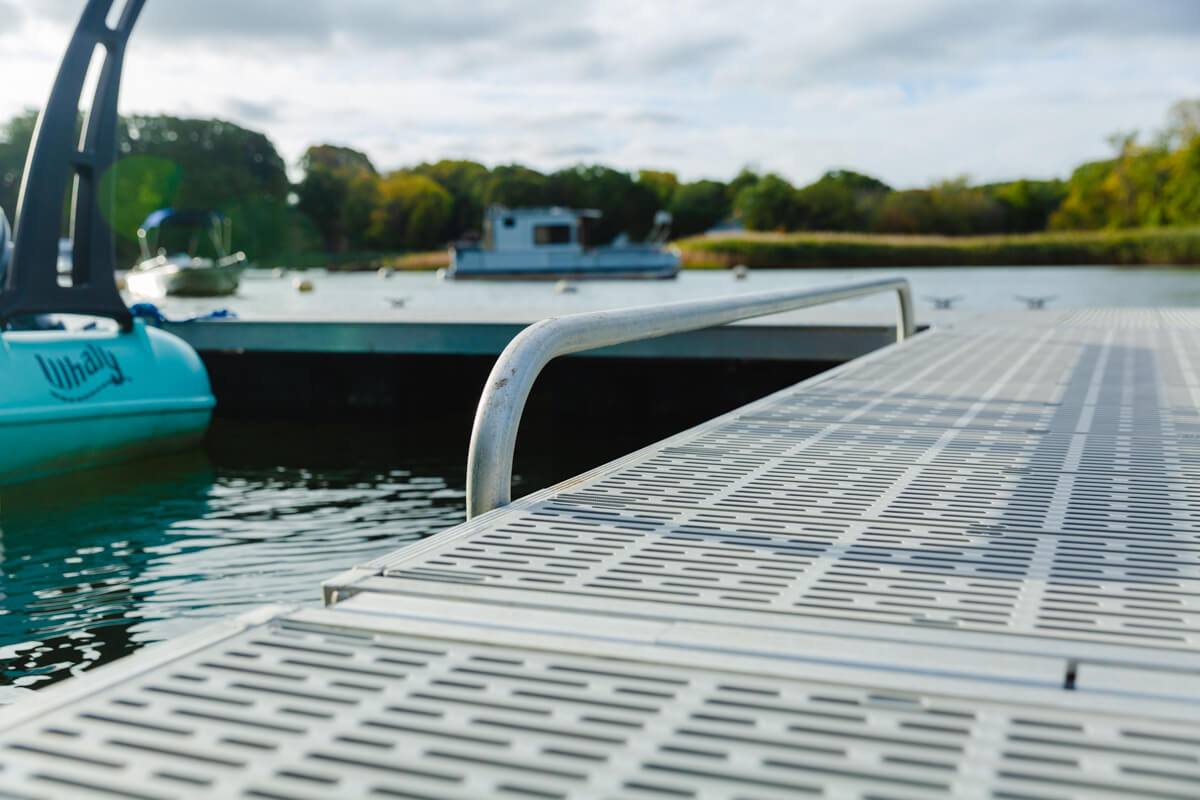 Stationary-Aluminum-Docks-on-a-lake